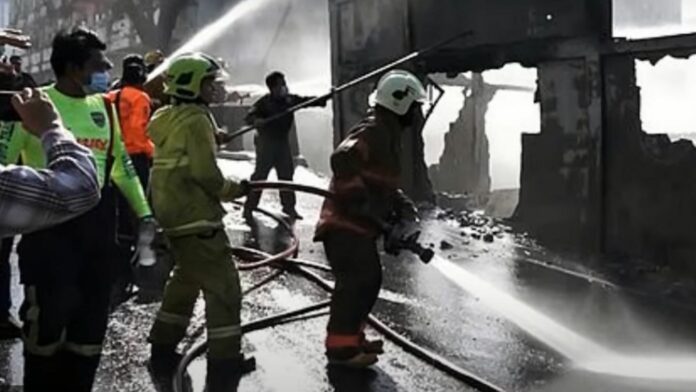 Empleada provoca una explosión en depósito de petróleo porque su jefe la tenía estresada