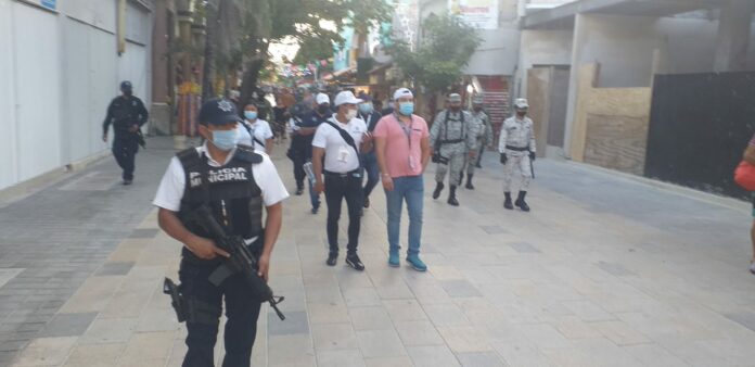 Fuerzas del orden continúan retirando ambulantes de la 5ta Avenida en Playa del Carmen