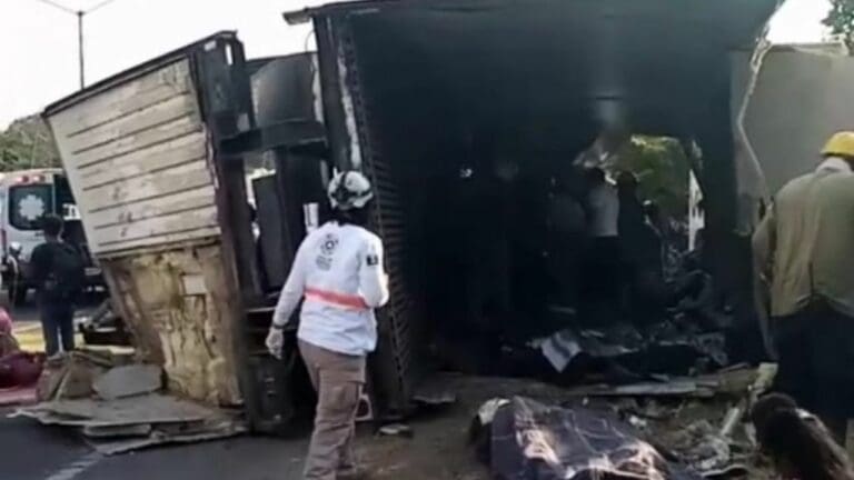 49 migrantes muertos y 58 heridos en volcadura de tráiler en Chiapas