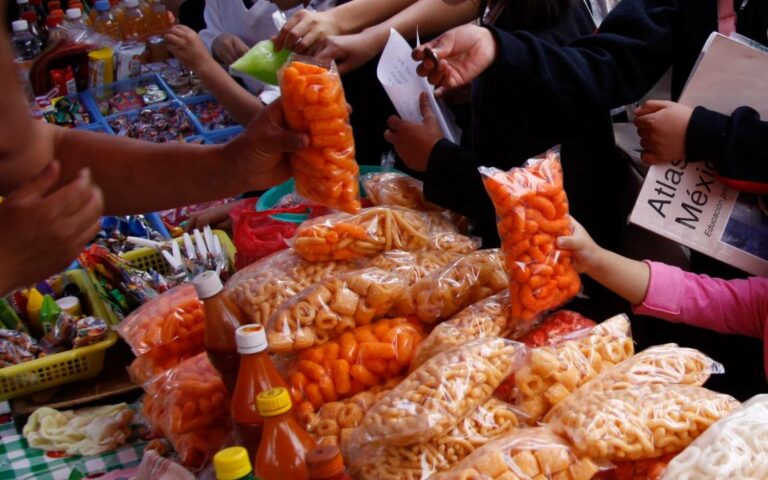 Diputados reforman ley para prohibir refrescos y alimentos “chatarra” en escuelas