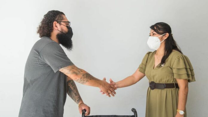 La presidenta honoraria del Sistema DIF Tulum, Ileana Canul de Dzul, informó de la entrega de insumos a personas que tengan algún problema de movilidad.