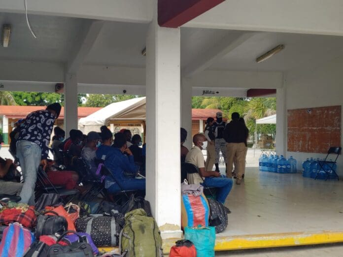 Un grupo de al menos 80 migrante haitianos de todas las edades fueron trasladados a una escuela de Cancún ubicada en la 103. Foto: SIM