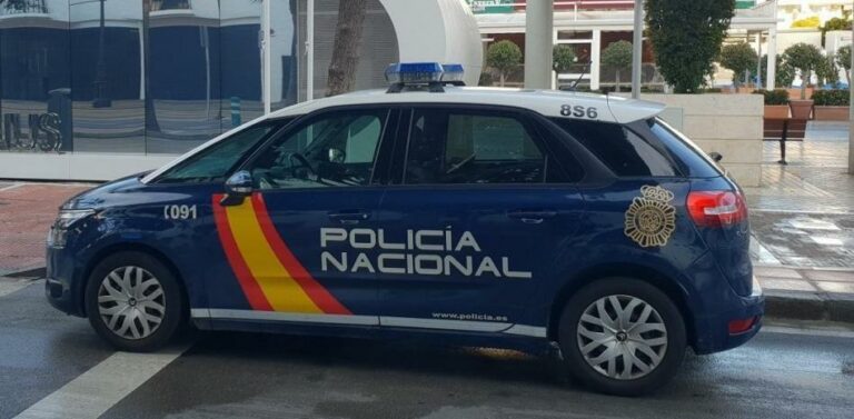 A patadas, mata al presunto abusador de su hija y lo detienen