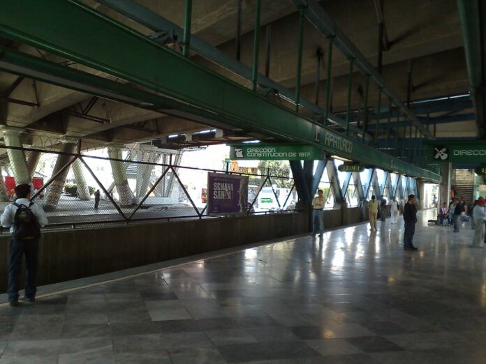 Rescatan a mujer que subió a estructura de la estación Apatlaco y amenazó con aventarse