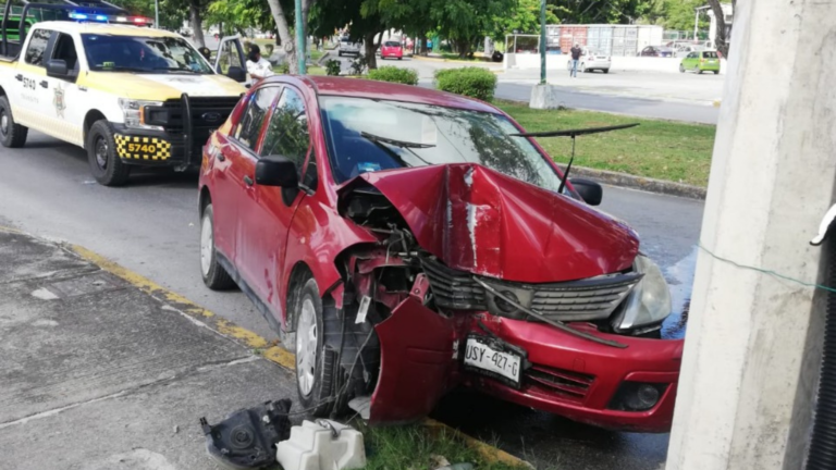 Muere mujer, luego de estrellarse contra poste