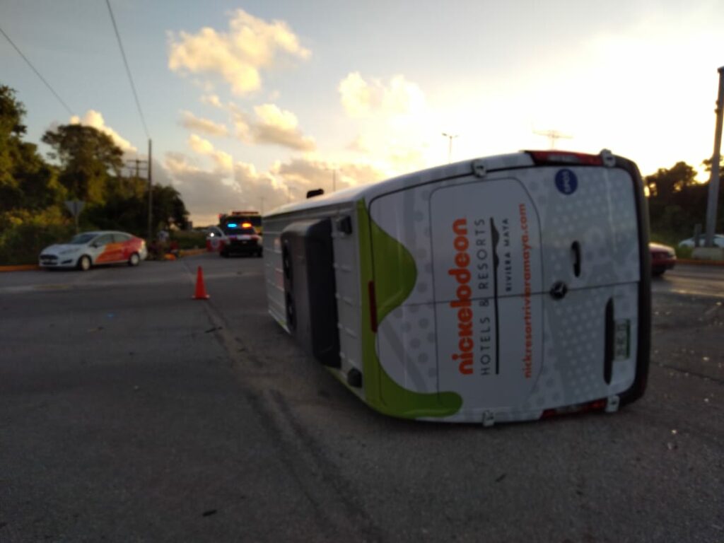 Choca autobús del hotel Nickelodeon en la carretera Cancún-Puerto Morelos; hay al menos 7 heridos
