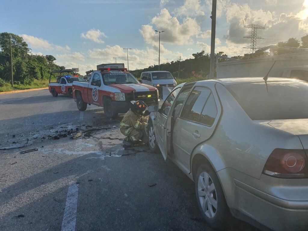 Choca autobús del hotel Nickelodeon en la carretera Cancún-Puerto Morelos; hay al menos 7 heridos