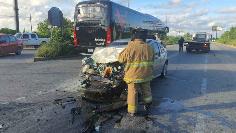 Choca autobús del hotel Nickelodeon en la carretera Cancún-Puerto Morelos; hay al menos 7 heridos