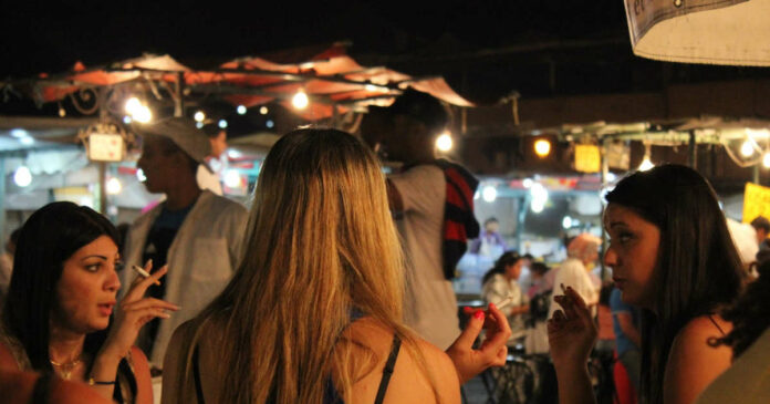 Diputados de Nuevo León buscan regresar áreas de fumar a negocios