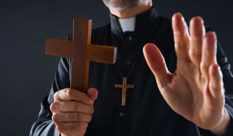 Mujer "poseída" agredió a sacerdote, el exorcismo duró más de nueve horas