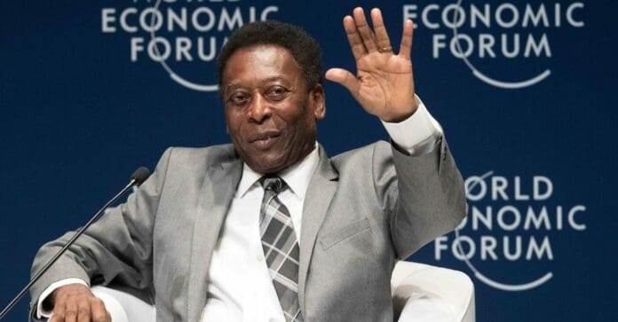 El brasileño Pelé ha sido internado; recibirá un tratamiento de quimioterapia luego que le hallaran un tumor hace unas semanas. Foto: EFE