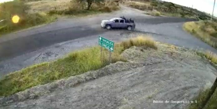 Unos integrantes del CJNG que se enfrentaron con la Guardia Nacional el fin de semana fueron captados el video antes del incidente. Foto: Captura de video