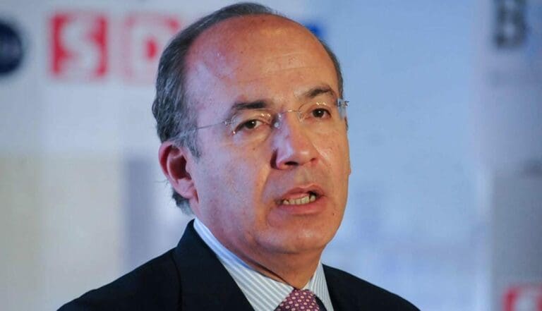 A Felipe Calderón ya le concedieron algo que quería: aparecer en Quién es quién en las mentiras. Y sí, fue por difundir noticias falsas. Foto: Redes sociales