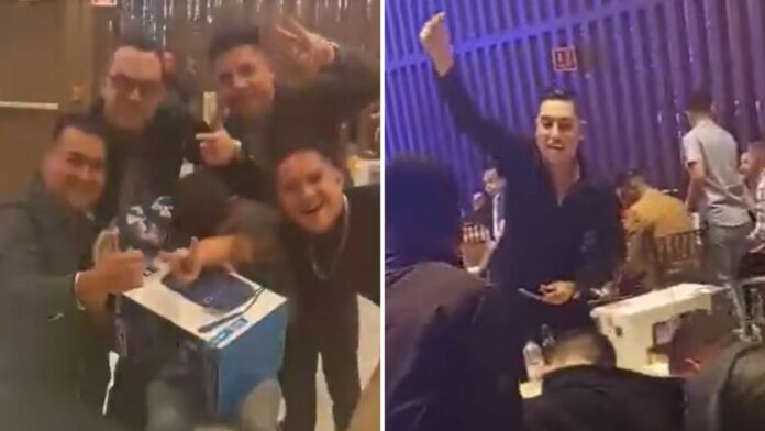 VIDEO: Borracho se gana una rifa en una posada, sus amigos lo cargan para buscar el premio