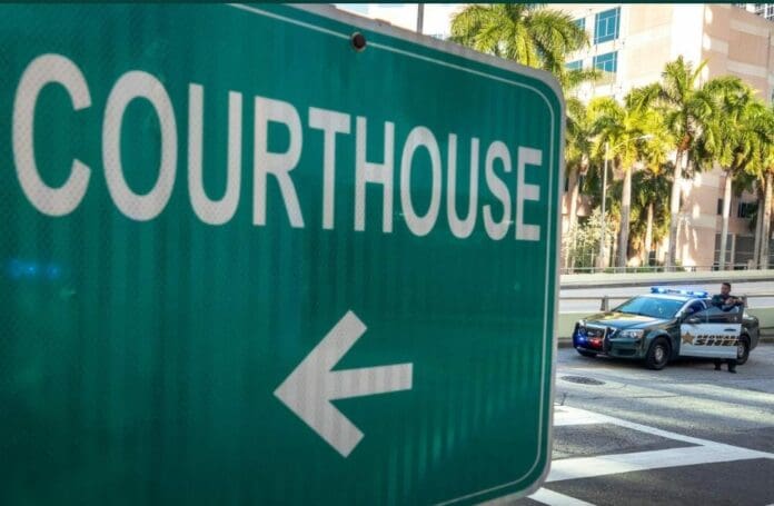 Un policía de Florida enfrenta un juicio luego de ser detenido tras conocerse que acosaba a un menor de solo 15 años de edad. Foto: EFE