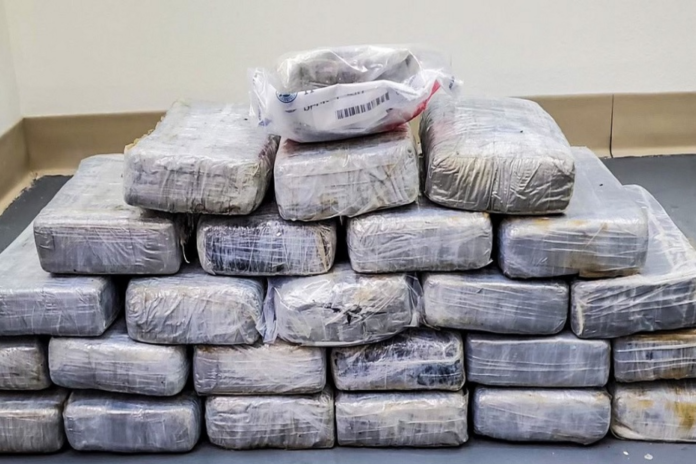 Hallan más de un millón de dólares en cocaína flotando en el mar