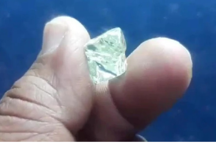 Un agricultor indio se vuelve rico tras desenterrar un diamante de 13 quilates
