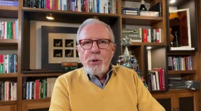 Cientos de críticas y burlas recibió de nuevo Joaquín López Dóriga, y es que una vez más difundió una noticia falsa sobre AMLO. Ve toda la historia Foto: Captura de video