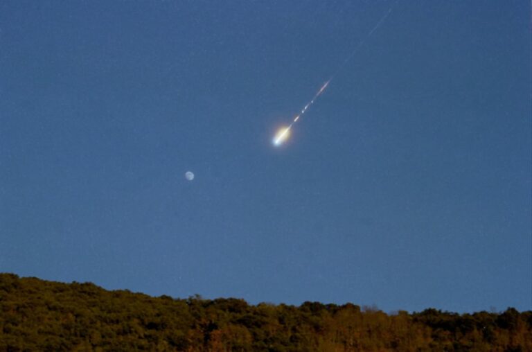 Una gran bola de fuego sobrevuela el Mediterráneo