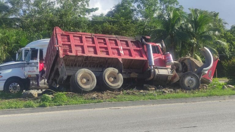 Camión de carga se accidenta en la carretera Playa del Carmen-Tulum