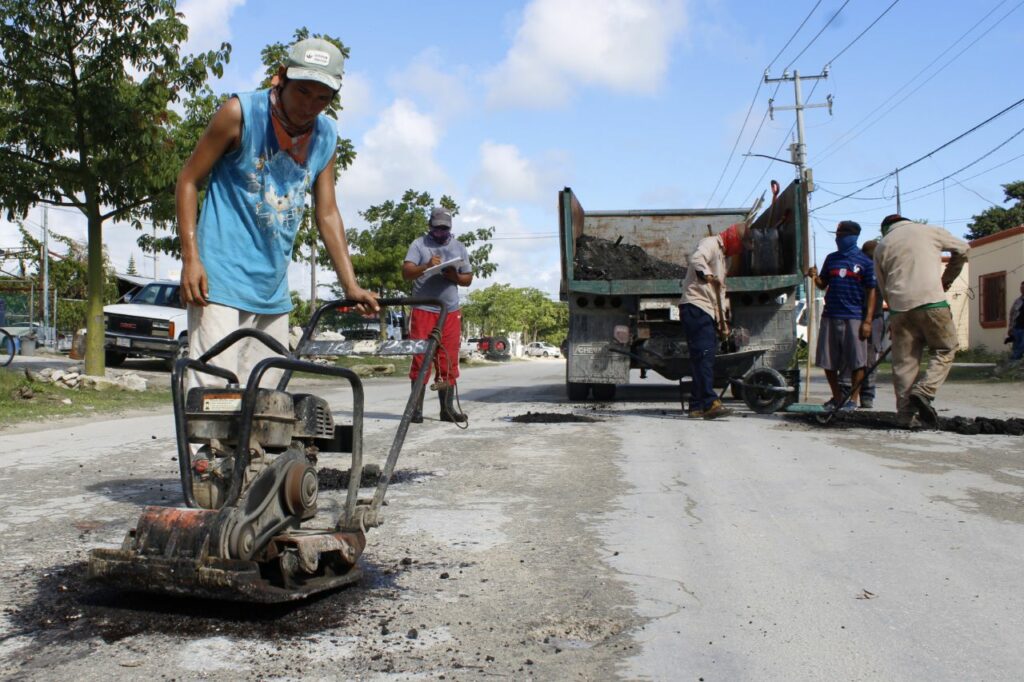 Trabaja gobierno de Puerto Morelos en el mejoramiento de vialidades y de la imagen urbana 