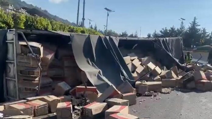 Vuelca tráiler en la México - Cuernavaca con 20 toneladas de huevo