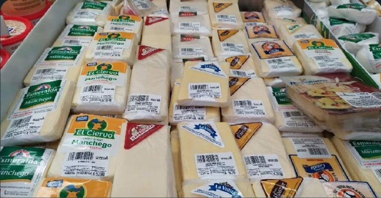 Especialistas en la salud advierten de los riesgos para quienes consumen los quesos "plásticos"; y explican por qué se comen tanto. Foto: Cuartoscuro