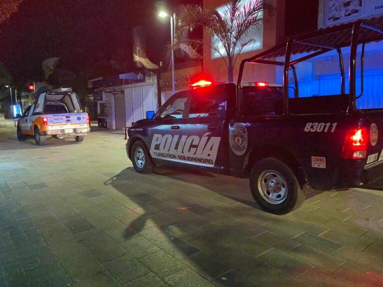 Esta madrugada las autoridades de los tres niveles de gobierno realizaron un operativo en la Quinta Avenida de Playa del Carmen. Foto: SP de Solidaridad