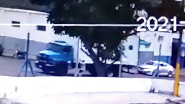 Una mujer sin experiencia en conducción se sube a un camión descontrolado