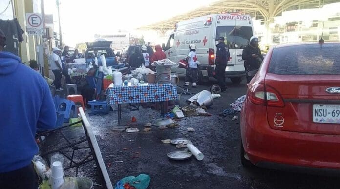 ¡Con los tamales no! Un sujeto se pasó un alto y llevó de corbata la olla donde estaban estos deliciosos antojitos. Por suerte no hubio lesionados. Foto: Viva Noticias