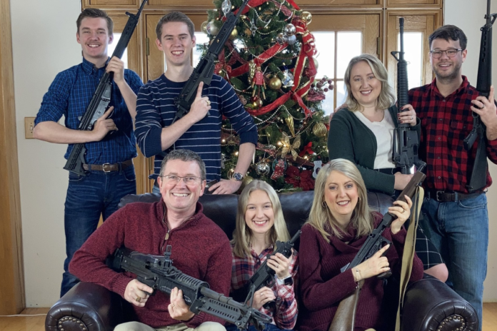 Congresista desata polémica por foto familiar de Navidad posando con armas