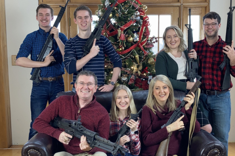 Congresista desata polémica por foto familiar de Navidad posando con armas