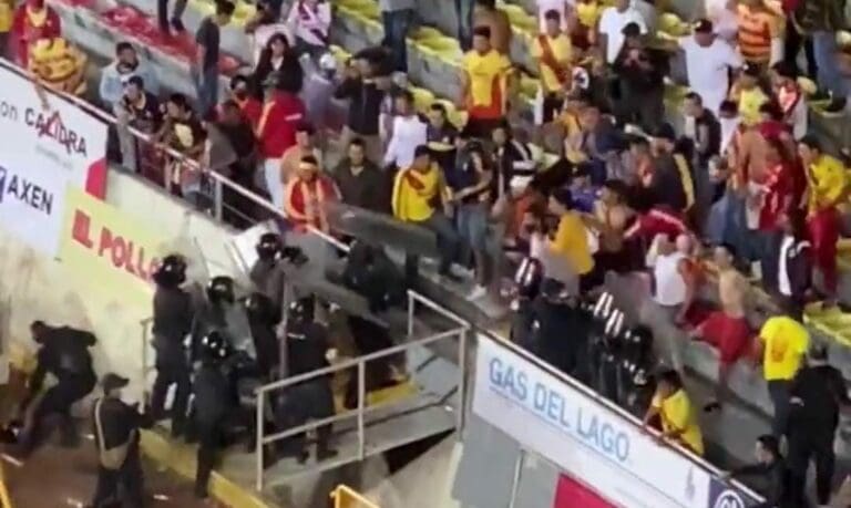 Video: Aficionados de Morelia se enfrentan con policías durante juego