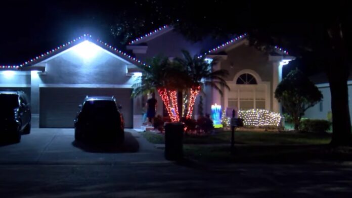 Adornan su casa con luces de Navidad, vecinos amenazan con multa por 'ponerlas muy rápido'