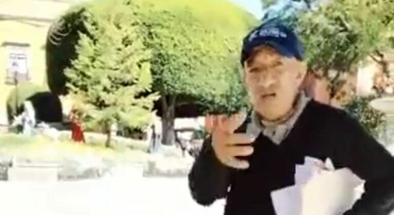 ¡Lamentable! Un supuesto ministro religioso insulta a empleadas del sector salud. El cobarde sujeto fue grabado por una de las afectadas. Foto: Captura de video