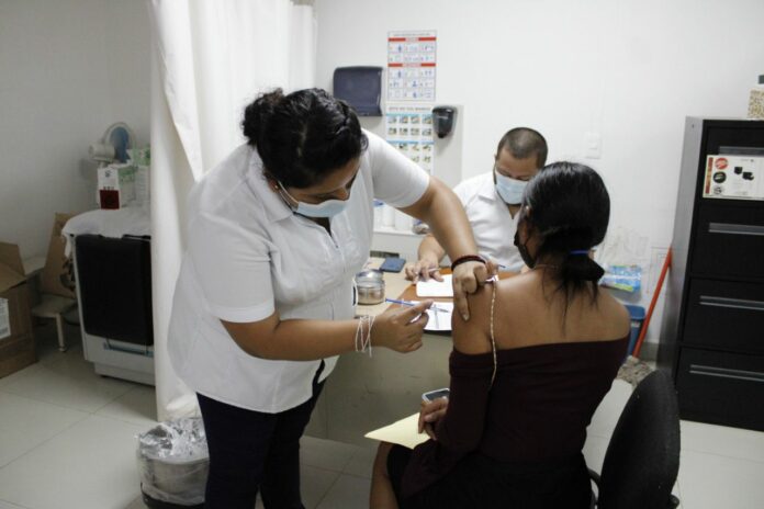Lista la jornada de vacunación contra Covid-19 para adolescentes de 15 a 17 años en Puerto Morelos