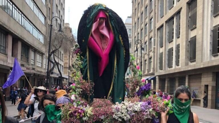Crean la Santa Vulva, símbolo contra la violencia a mujeres en México
