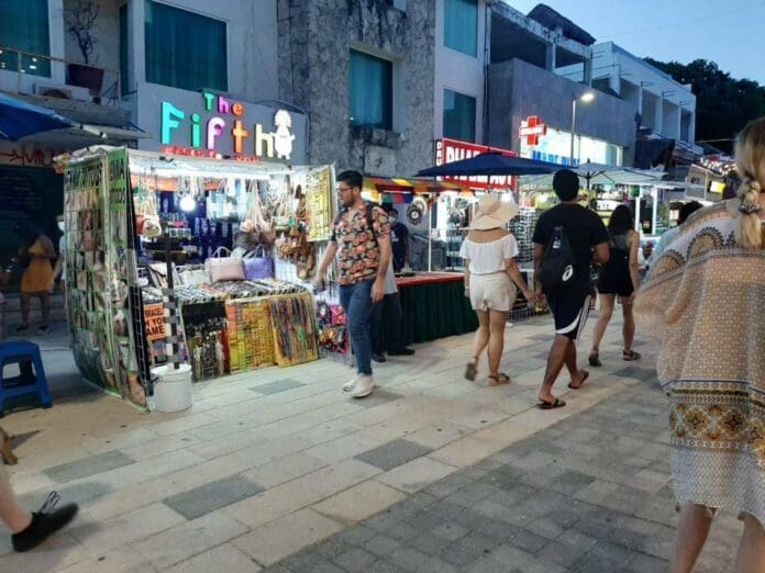 Continúan operativos contra el ambulantaje en la Quinta Avenida de Playa del Carmen