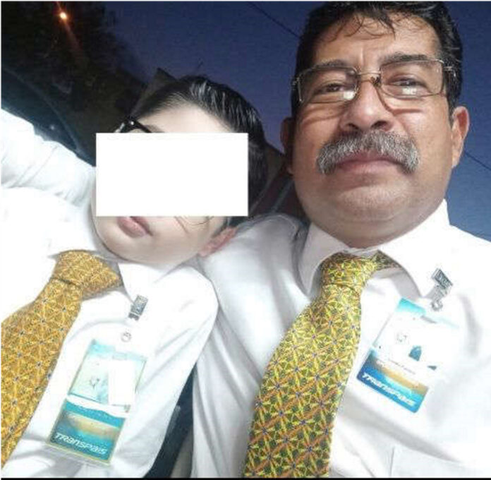 Niño pidió fiesta temática de chofer de autobús en honor a su abuelito