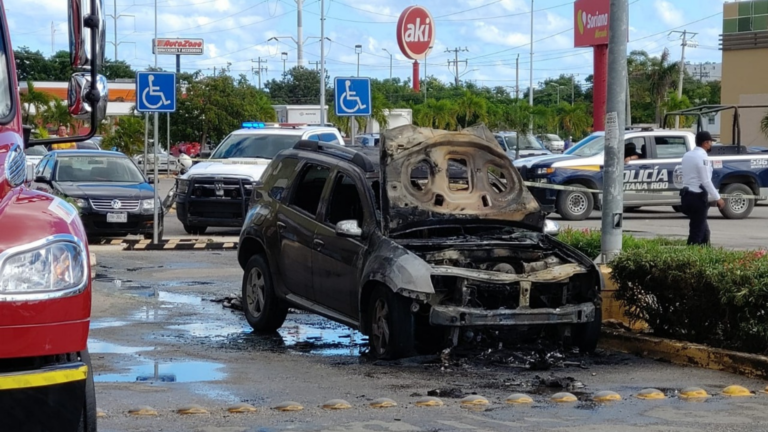 Vehículo se incendia afuera de plaza comercial de Cancún