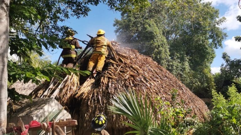 Niños con 'bombitas' incendian humilde casa de la Zona Maya de Quintana Roo