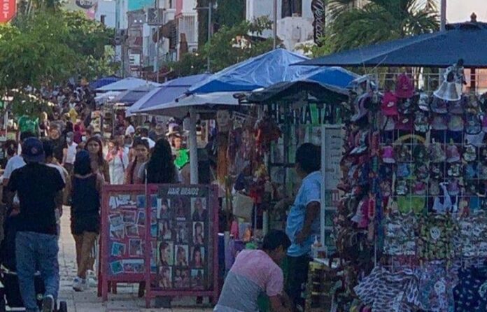 VIDEO: Barren con el ambulantaje en la Quinta Avenida, retiran todos los puestos