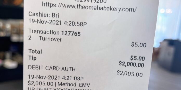 Un cliente hace un pedido de 5 dólares en una panadería y deja una propina de 2.000