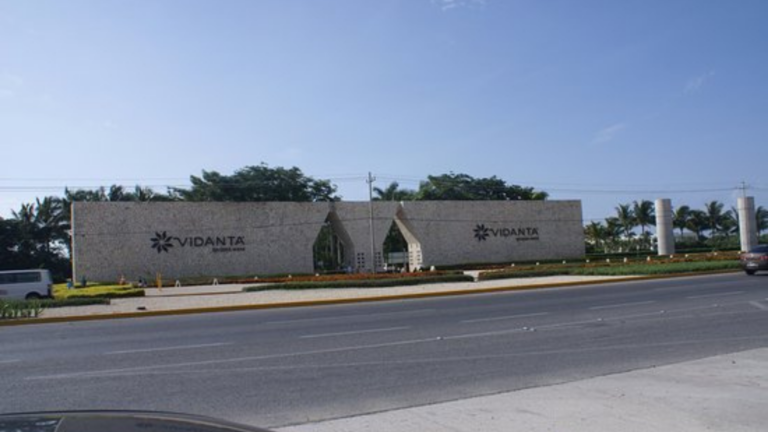 Hay cinco heridos por choque entre urvan y camión en carretera Cancún-Playa