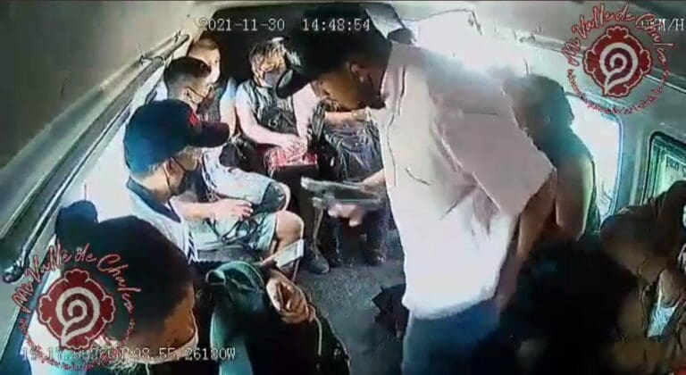Un nuevo asalto a una combi en el Estado de México; un sujeto armado se subió y les apuntó a los pasajeros y les quitó sus pertenencias. Foto: Captura de video