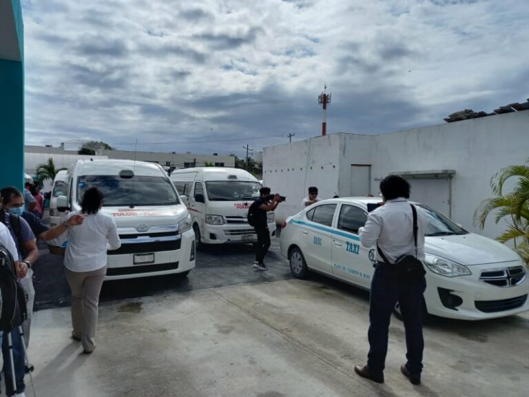 Ante asaltos, taxistas de Playa del Carmen colocan cámaras en vans interurbanas