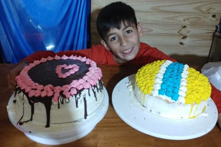 Niño vendió pasteles para pagar su cirugía reconstructiva