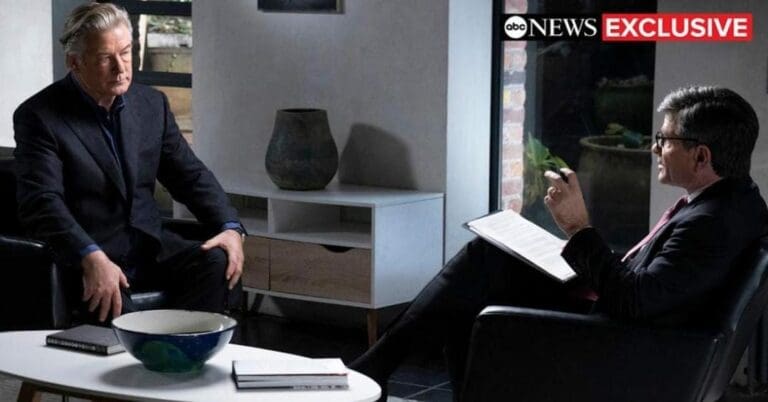 Alec Baldwin se defiende en entrevista de lo ocurrido en la filmación; asegura que él nunca jaló el gatillo. Pero entonces ¿cómo fue que se disparó? Foto: Captura de video