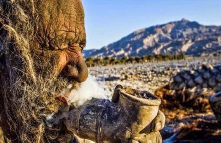Amou Haji el hombre que lleva mas de 60 años sin bañarse