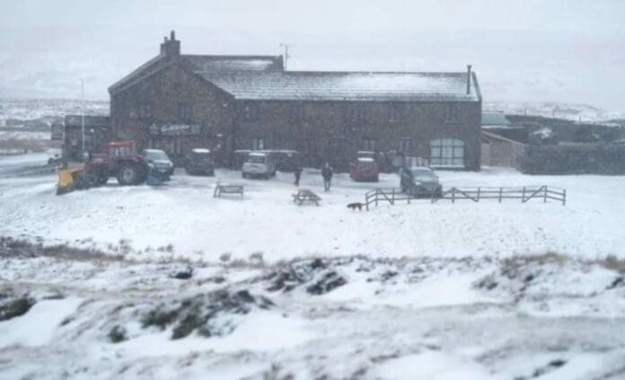 ¿Te imaginas quedarte encerrado en un lugar por una tormenta de nieve? Pues eso le pasó a 60 personas en el Reino Unido. Pero no les fue nada mal. Foto: ITV